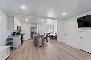 Réfrigérateur, batterie de cuisine, vaisselle et ustensiles