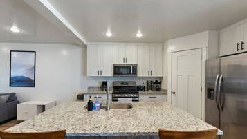 Réfrigérateur, batterie de cuisine, vaisselle et ustensiles