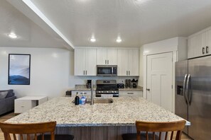 Réfrigérateur, batterie de cuisine, vaisselle et ustensiles