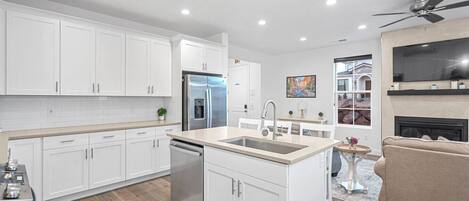 Refrigerador, microondas, horno y parrilla de estufa