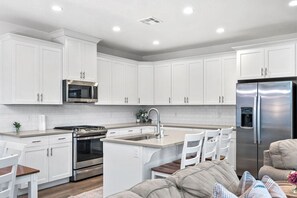 Fridge, microwave, oven, stovetop - Heated Pool • Hot Tub • Pickleball • Near Zion (Washington)