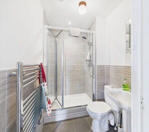 Bruser, hårtørrer, håndklæder, Toiletpapir