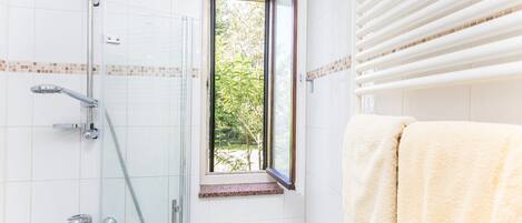 Douche, sĂšche-cheveux, serviettes fournies