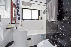 Shower, hair dryer, towels - Bright Tamarama 2-Bed with Balcony Water View (Tamarama)