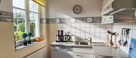 Réfrigérateur, four à micro-ondes, un four, lave-vaisselle