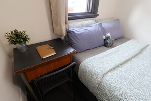 Basic Double Room | Free WiFi - Emu Backpackers Perth - note - Valid Passport required for check in (Perth)