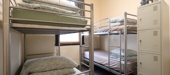 Emu Backpackers Perth - note - Valid Passport required for check in