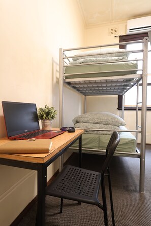Basic Twin Room | Free WiFi - Emu Backpackers Perth - note - Valid Passport required for check in (Perth)