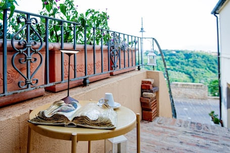 Property grounds. House on the Arches - Panoramic Views, History and Relaxation in the Heart of the Old Town