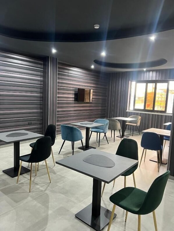 Un comedor moderno con muebles contemporáneos y un ventanal que proporciona luz natural.
