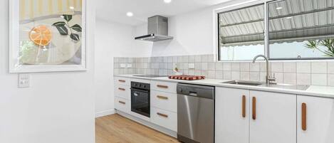 Refrigerador, microondas, parrilla de estufa y lavavajillas