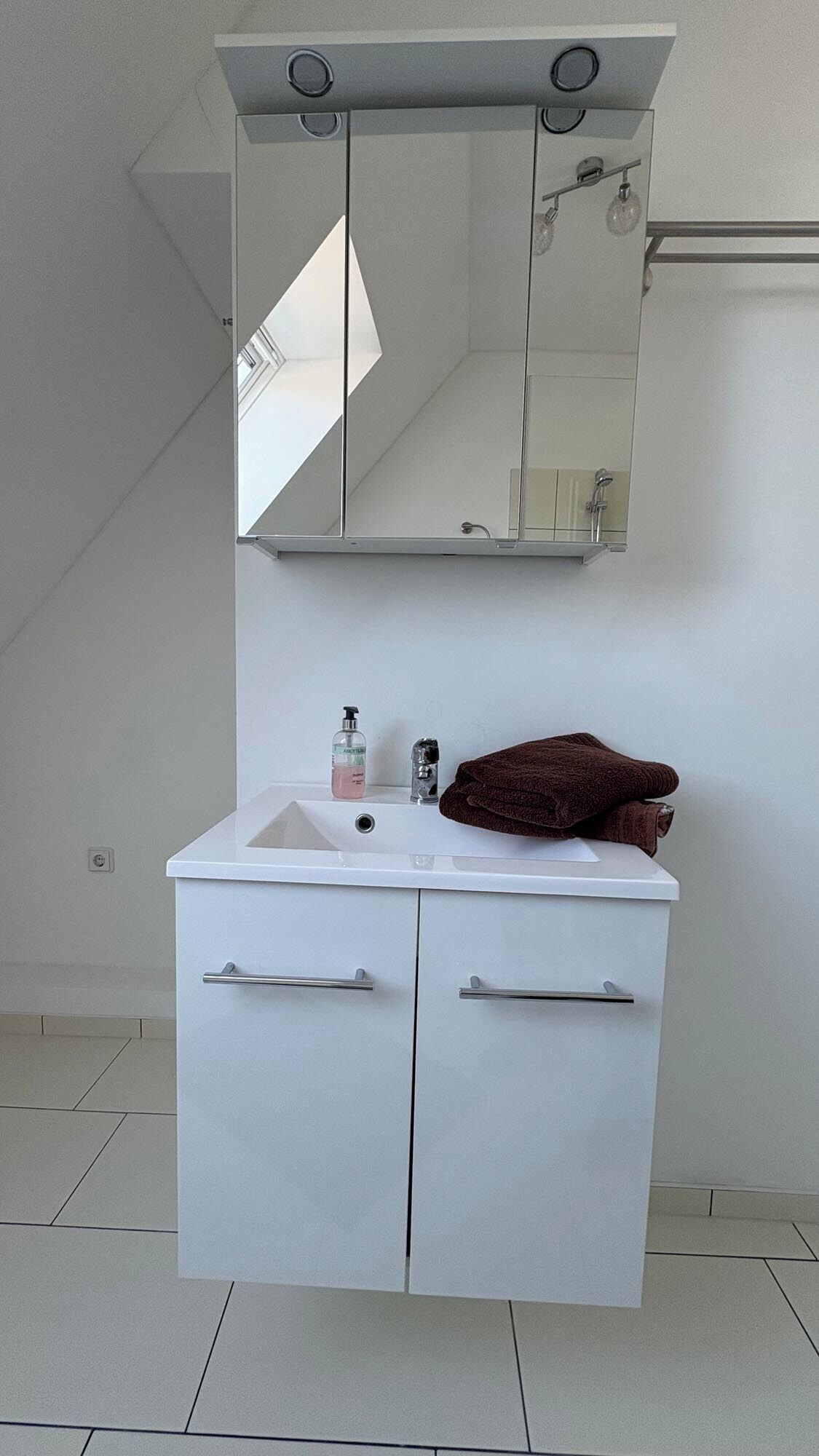 Dusche, Haartrockner, Handtücher, Toilettenpapier