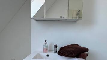 Dusche, Haartrockner, Handtücher, Toilettenpapier