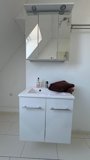 Douche, sĂšche-cheveux, serviettes fournies, papier toilette