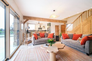 Smart TV, chimenea, tenis de mesa y libros 