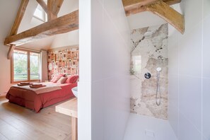 4 bedrooms, desk, iron/ironing board, travel crib