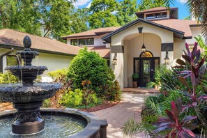 Exterior - Sleeps 14~Pool~Games~Dog Friendly~Golf Course View (Temple Terrace)