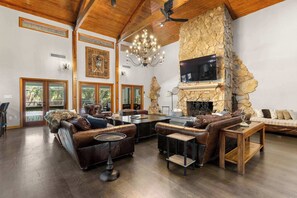 TV, fireplace, offices - Sleeps 14~Pool~Games~Dog Friendly~Golf Course View (Temple Terrace)