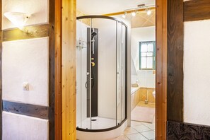 Douche, séchoir à cheveux, serviettes fournies