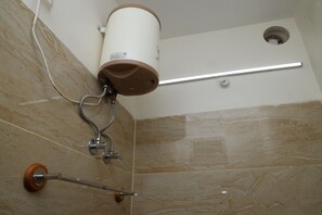 Buồng tắm vòi sen, vòi sen phun mưa, khăn tắm, xà phòng