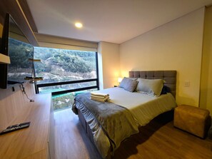 Executive Apartment | Blackout drapes, soundproofing, iron/ironing board, free WiFi