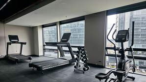 A gym with treadmills, dumbbells, and exercise equipment. - Loft 820 (Bogotá)