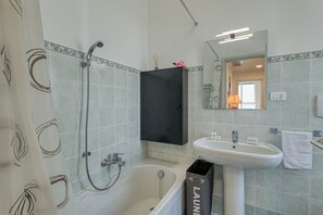 Family Apartment, Multiple Bedrooms (Casa Irene Sanremo Centro Casino) | Bathroom - Casa Irene Sanremo Centro Casino (Sanremo)