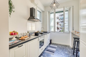 Family Apartment, Multiple Bedrooms (Casa Irene Sanremo Centro Casino) | Dapur peribadi | Peti sejuk, ketuhar, dapur, mesin basuh pinggan mangkuk 