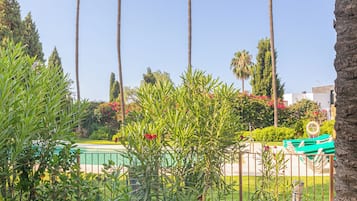 Familie appartement, meerdere slaapkamers (Mijas Golf 1-Bedr, Terrace & shared) | Zwembad | Een seizoensgebonden buitenzwembad