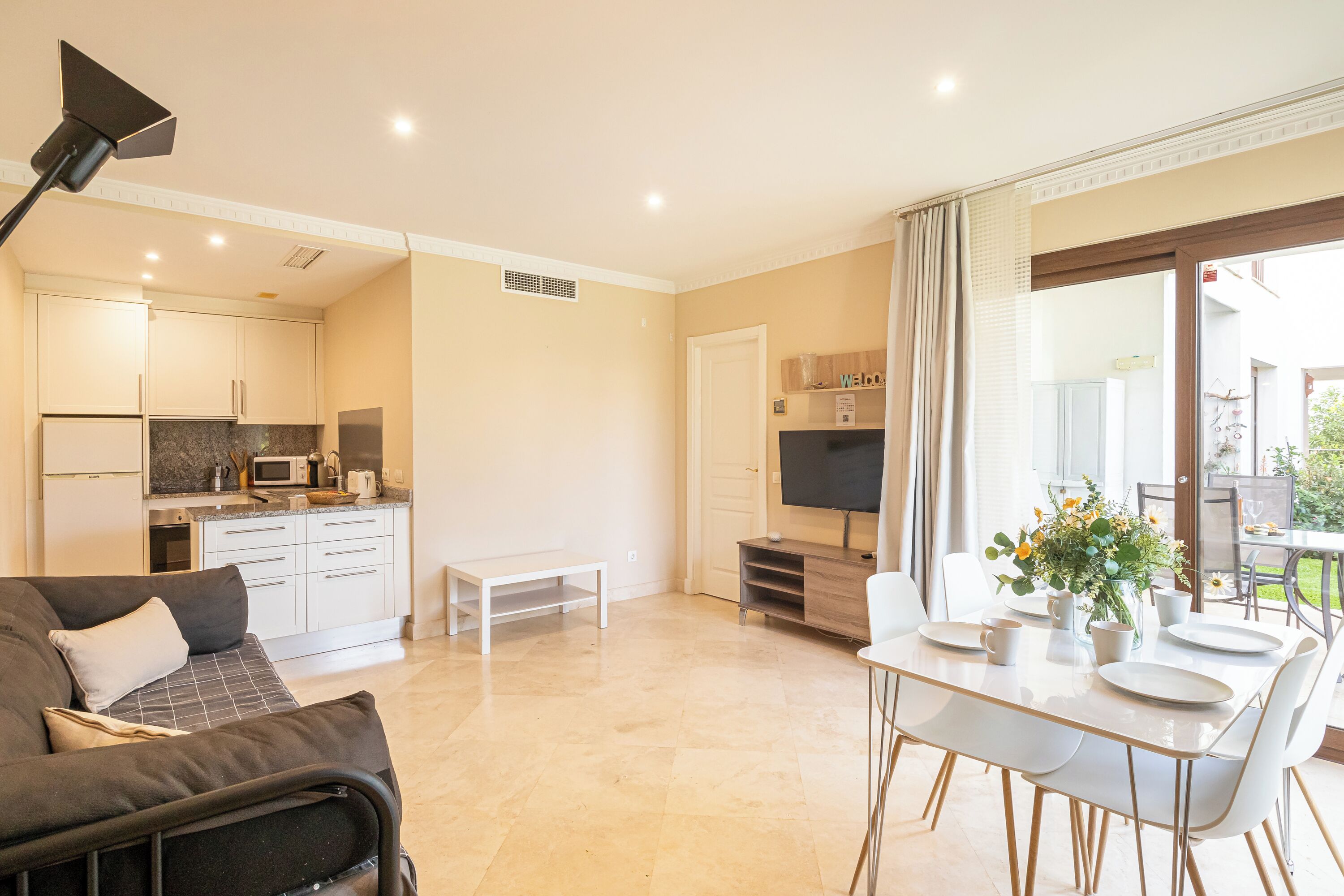 Apartamento familiar, varias habitaciones, junto a la montaña (Mijas Golf 1-Bedr, Terrace & shared) | Zona de estar | Televisión de pantalla plana de 21 pulgadas con canales por cable