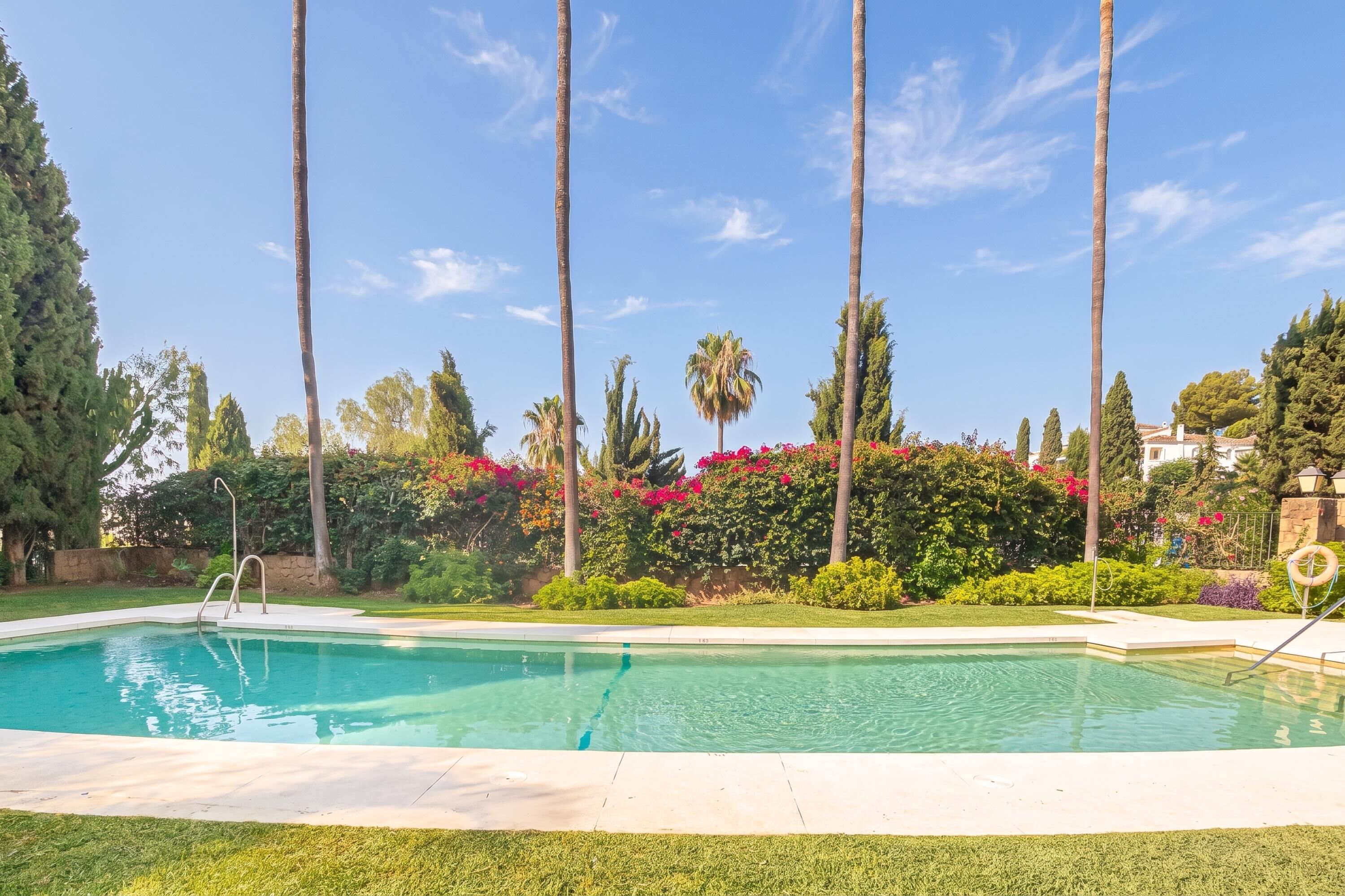Apartamento familiar, 1 habitación, microondas (Mijas Golf 1-Bedr, Terrace & shared) | Piscina | Una piscina al aire libre de temporada