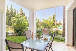 Familienapartment, Mehrere Schlafzimmer, Bergseite (Mijas Golf 1-Bedr, Terrace & shared) | Speisen im Freien