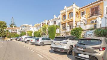 Apartamento familiar, varias habitaciones, junto a la montaña (Mijas Golf 1-Bedr, Terrace & shared) | Jardines del alojamiento