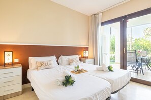 Familienapartment, Mehrere Schlafzimmer, Bergseite (Mijas Golf 1-Bedr, Terrace & shared) | 1 Schlafzimmer, laptopgeeigneter Arbeitsplatz, kostenloses WLAN