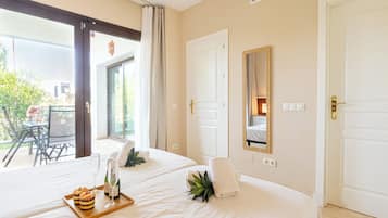 Familieleilighet, flere soverom, ved fjell (Mijas Golf 1-Bedr, Terrace & shared) | 1 soverom, skrivebord for bærbar PC, wi-fi (inkludert) og sengetøy