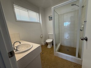 Apartment, 2 Bedrooms, Balcony, Beachside | Bathroom