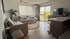 Leilighet, 2 soverom, balkong, ved stranden | Oppholdsområde