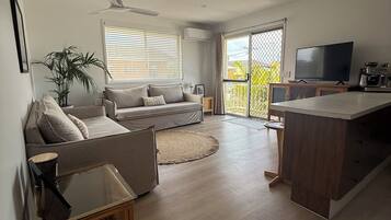 Apartamento, 2 habitaciones, balcón, junto a la playa | Zona de estar