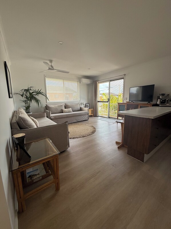 Apartment, 2 Bedrooms, Balcony, Beachside | Living area