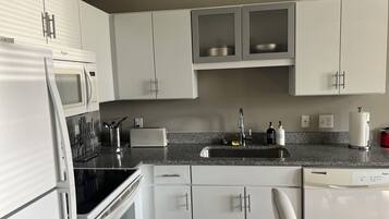 Micro-ondes, four, plaque de cuisson, lave-vaisselle