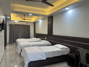 Exclusive Double Room | Laptop workspace, soundproofing