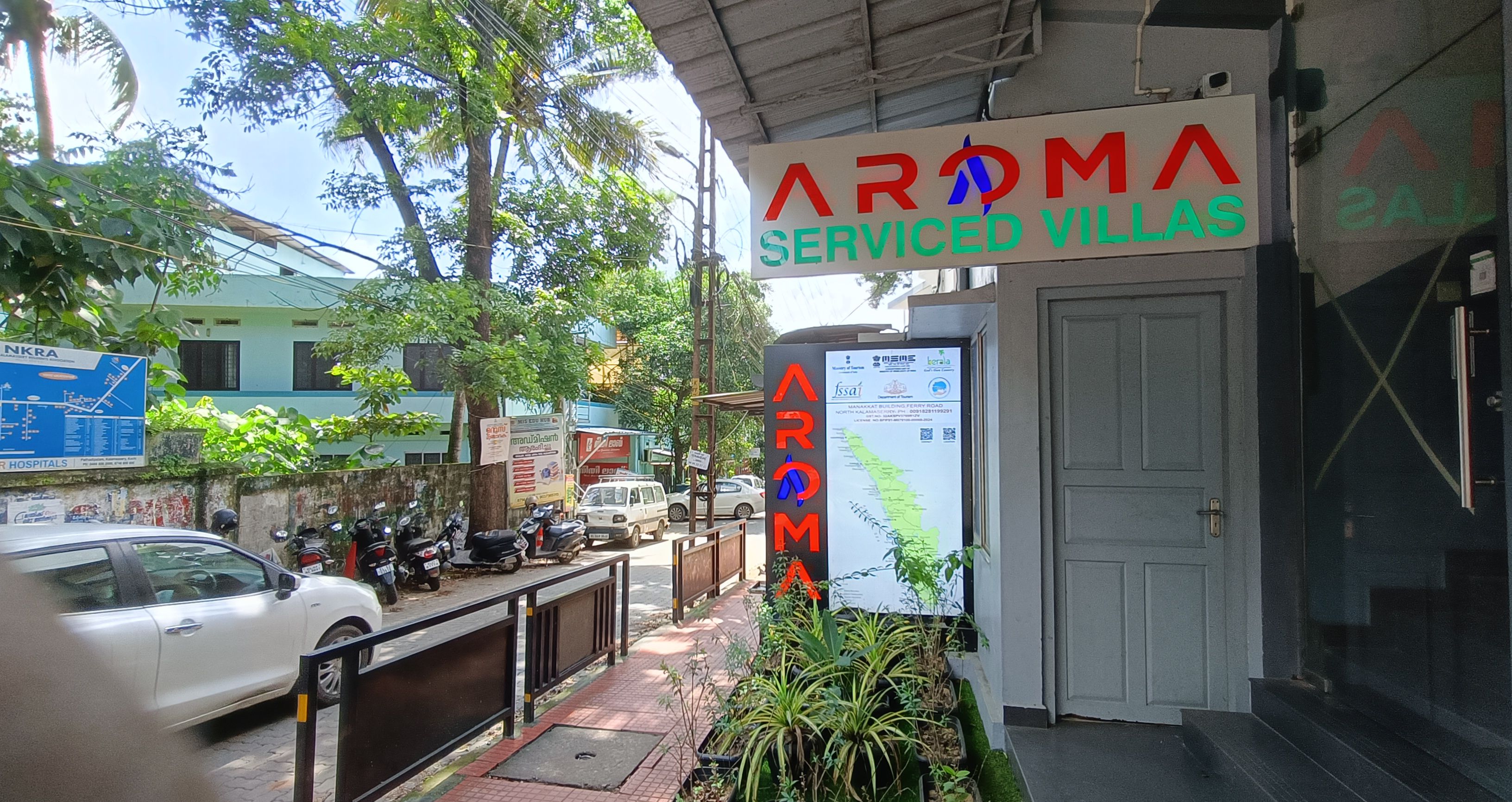 Un edificio con un cartel que dice "Aroma Serviced Villas".