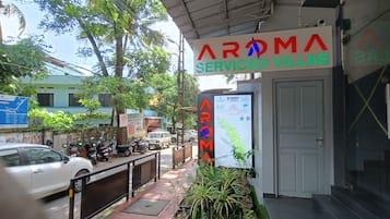Un edificio con un cartel que dice "Aroma Serviced Villas".