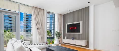 Appartement, balkon, gedeeltelijk uitzicht op zee | Woonruimte