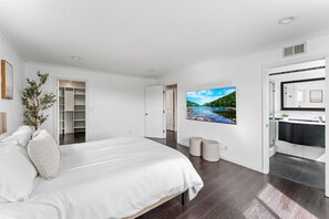 5 bedrooms, iron/ironing board, WiFi, bed sheets