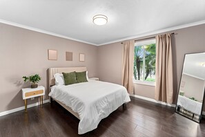 5 bedrooms, iron/ironing board, WiFi, bed sheets