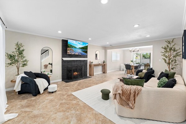 TV, fireplace