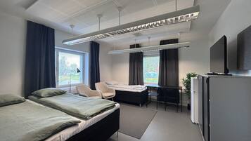 Bureau, espace de travail pour ordinateur portable, rideaux occultants