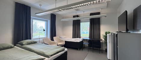 Kolmen hengen standard-huone, näköala pihalle | Työpöytä, kannettavalle tietokoneelle sopiva työtila, pimennysverhot