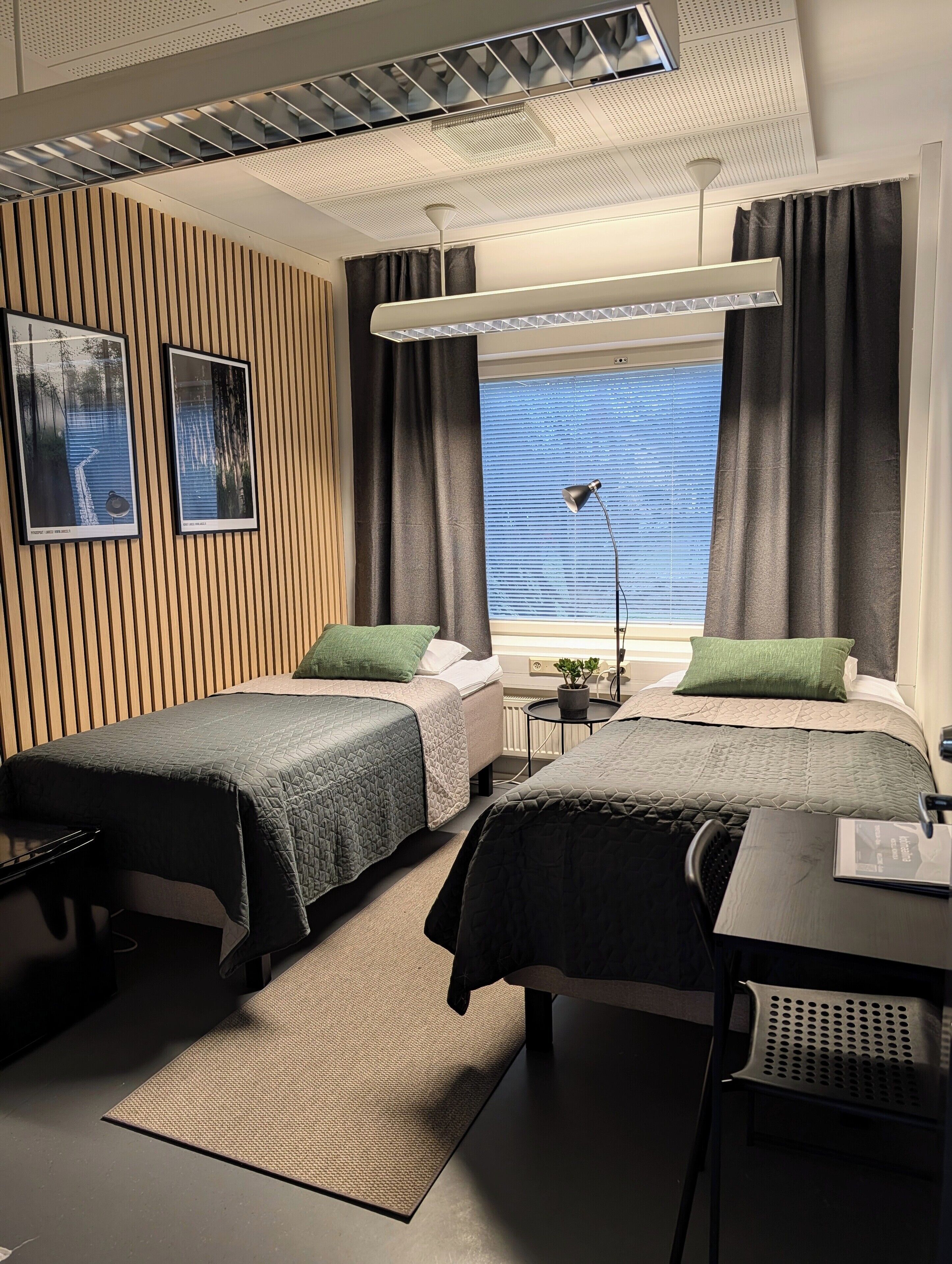 Chambre Double Standard | Bureau, espace de travail pour ordinateur portable, rideaux occultants